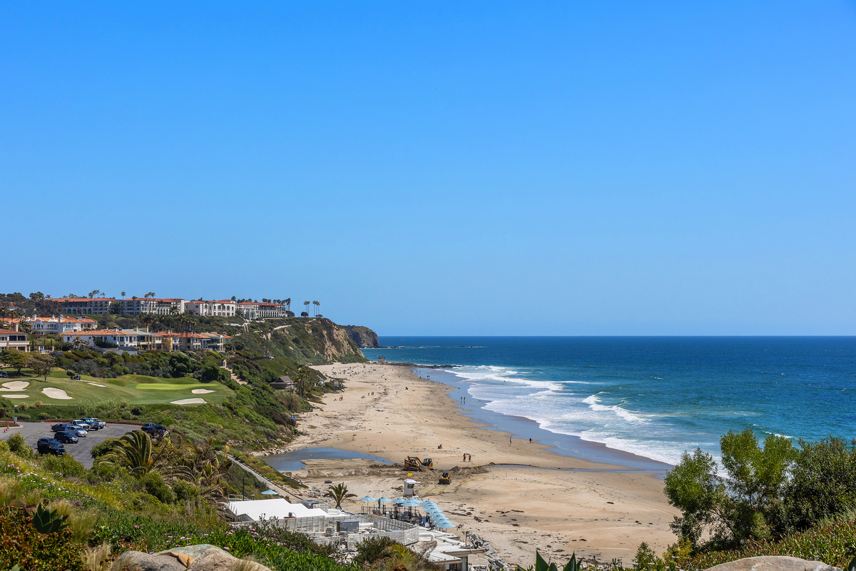 Luxury homes on blufftop overlooking the ocean in Laguna Beach