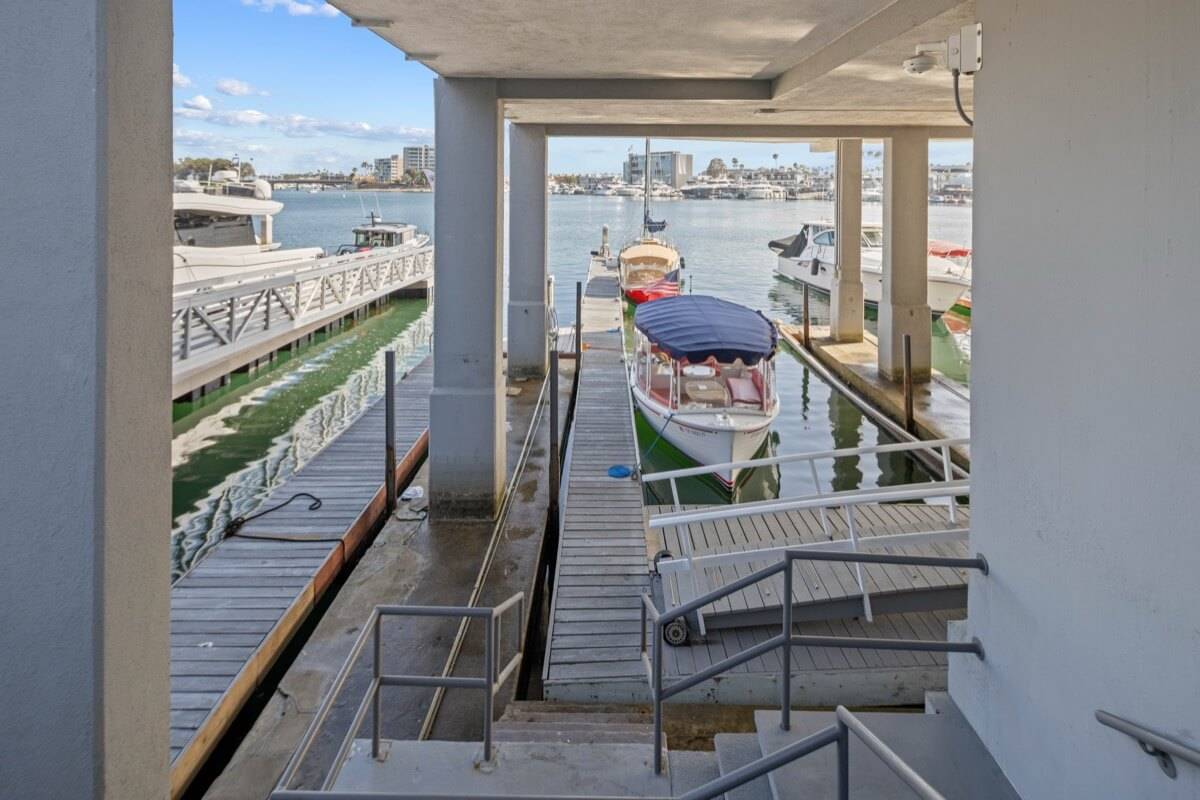 Stavros Group Top Newport BeaStavros Group Top Newport Beach Realtor 3121 West Coast Hwy #5D 26
